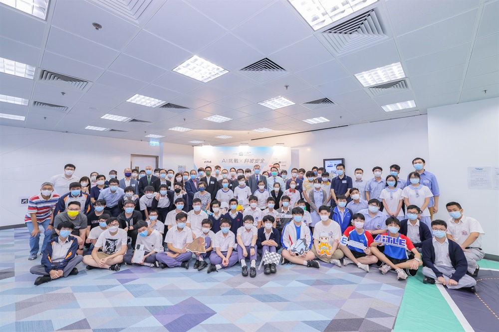 土力工程處籌辦了「AI挑戰 x斜坡安全 — AI應用工作坊及比賽」，希望提高學生對山泥傾瀉風險的意識和讓學生學習人工智能技術的知識和應用。是次活動反應熱烈，一共有來自29間中學的170位學生參與，活動於2021年7月16日在一片歡呼聲中完滿落幕。